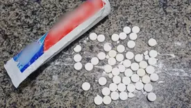 Motorista é flagrado com comprimidos de rebite dentro de tubo de pasta em Parnaíba (Foto: Divulgação/PRF)