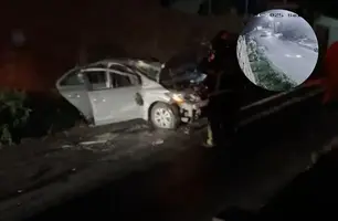 Motorista perde controle de carro, capota e colide contra poste em Teresina (Foto: Reprodução)