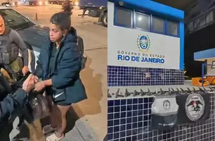 Mulher é presa com 30 pistolas escondidas em almofadas em ônibus de turismo no RJ (Foto: Reprodução)