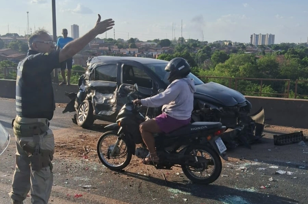 Mulher fica ferida em colisão entre carro e carreta na zona Sul de Teresina