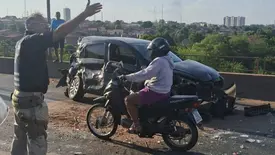 Mulher fica ferida em colisão entre carro e carreta na zona Sul de Teresina (Foto: Reprodução)