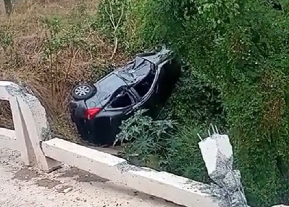 Mulher presa às ferragens após carro cair de ponte na BR-316, em Timon