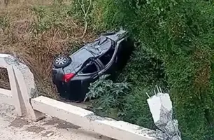 Mulher presa às ferragens após carro cair de ponte na BR-316, em Timon (Foto: Reprodução)