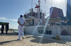 Navio da Marinha atraca no Porto Piauí para instalar boia meteorológica
