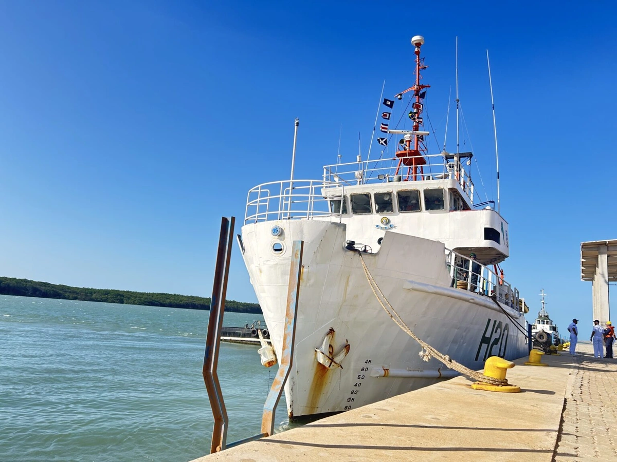 Navio hidrográfico da Marinha do Brasil atraca no Porto Piauí para instalação de boia de análise meteorológica
