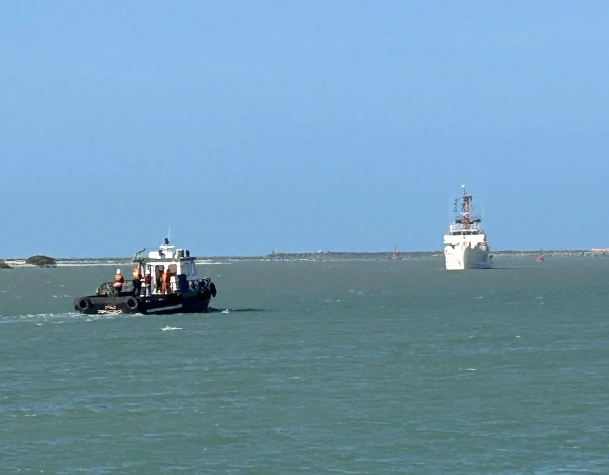 Navio hidrográfico da Marinha do Brasil atraca no Porto Piauí para instalação de boia de análise meteorológica