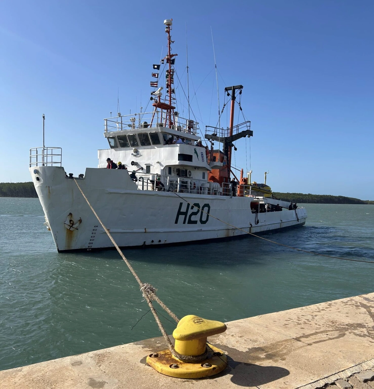 Navio hidrográfico da Marinha do Brasil atraca no Porto Piauí para instalação de boia de análise meteorológica