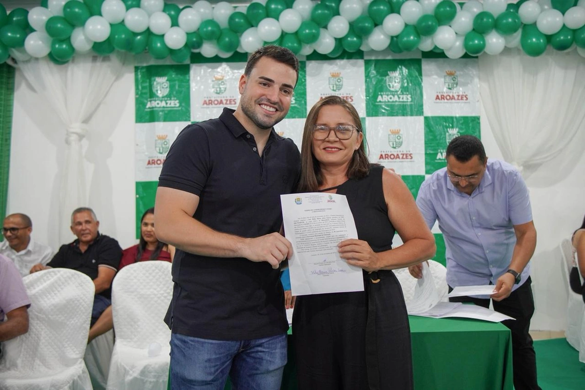 Novos servidores tomam posse após aprovação no concurso público de Aroazes