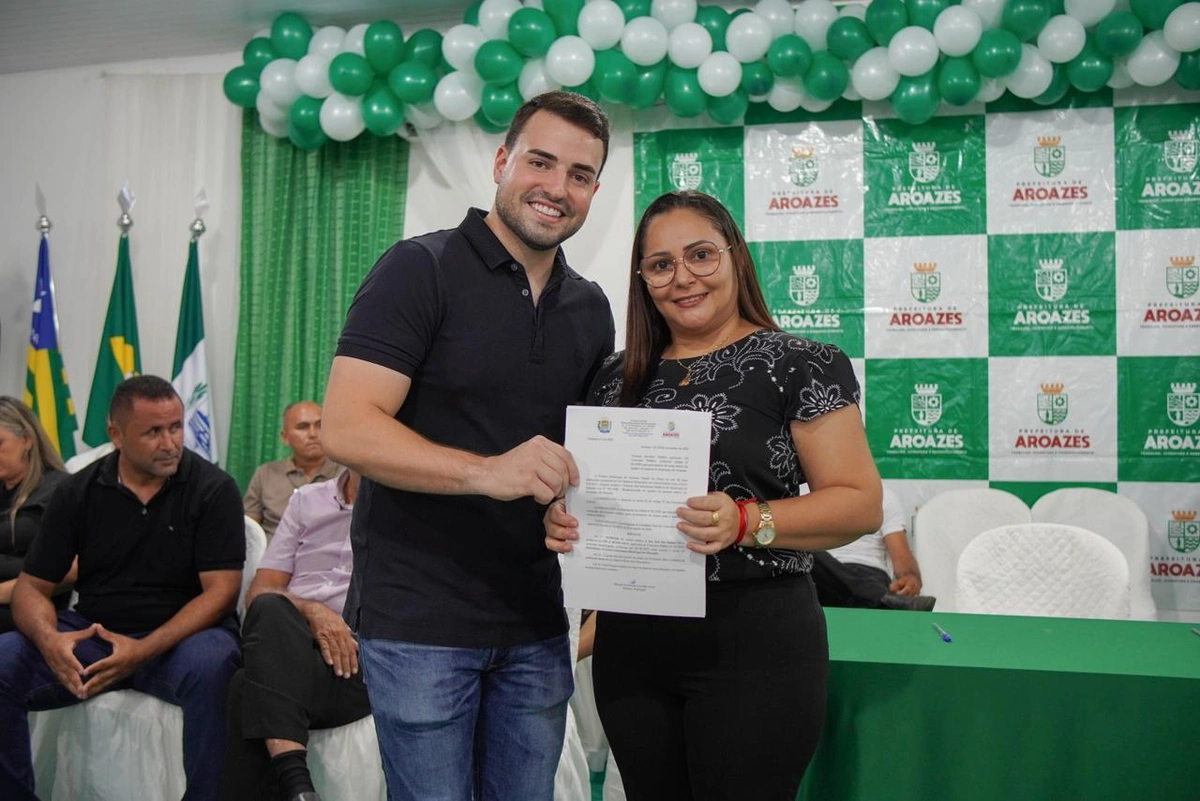 Novos servidores tomam posse após aprovação no concurso público de Aroazes