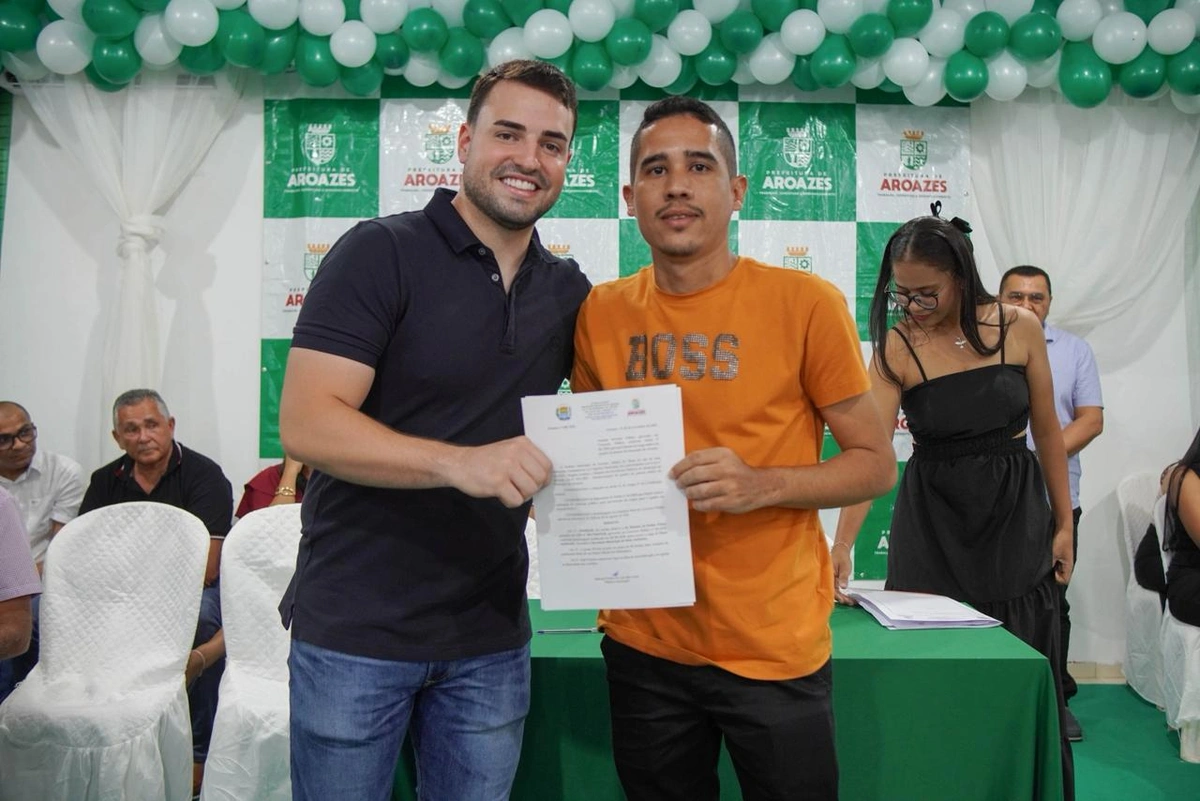 Novos servidores tomam posse após aprovação no concurso público de Aroazes