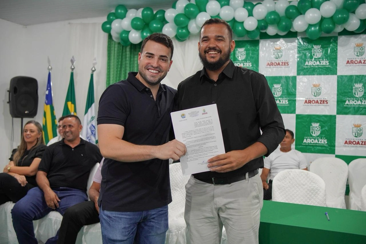 Novos servidores tomam posse após aprovação no concurso público de Aroazes