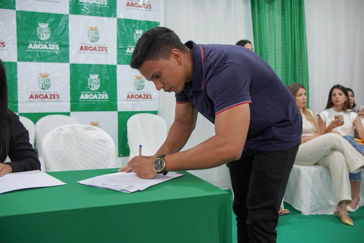 Novos servidores tomam posse após aprovação no concurso público de Aroazes