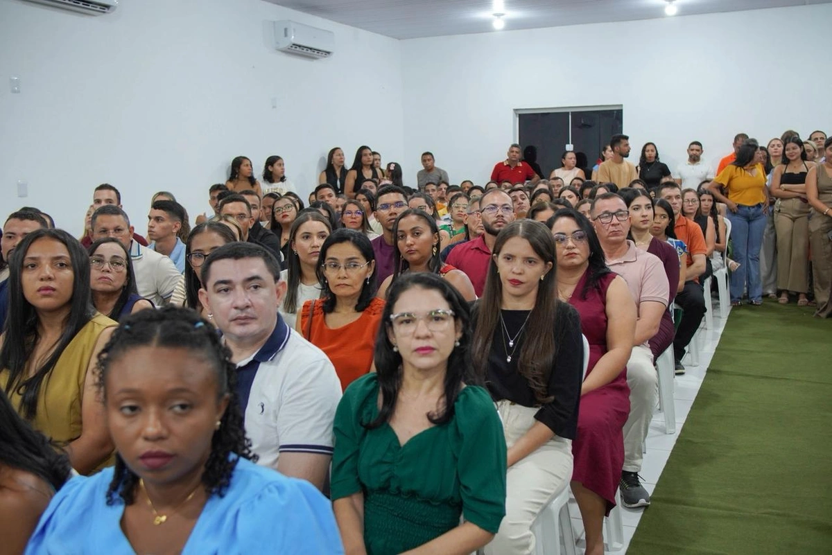 Novos servidores tomam posse após aprovação no concurso público de Aroazes