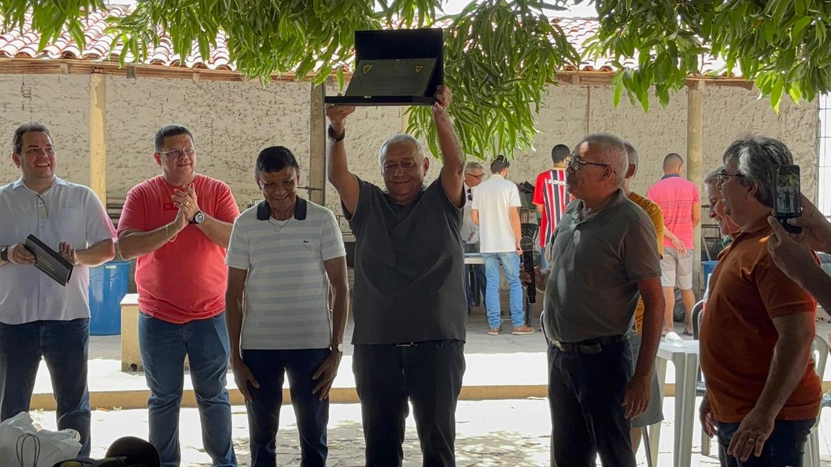 O futebol piauiense viveu uma manhã de celebração neste sábado, no Clube do Sitricom, localizado na Zona Norte de Teresina. O evento marcou a entrega da honraria de Desportista do Ano ao presidente da Federação de Futebol do Piauí (FFP), Robert Brown, em reconhecimento ao trabalho desenvolvido em prol do esporte no estado. A cerimônia reuniu dirigentes de clubes, atletas e homenageou também a impr