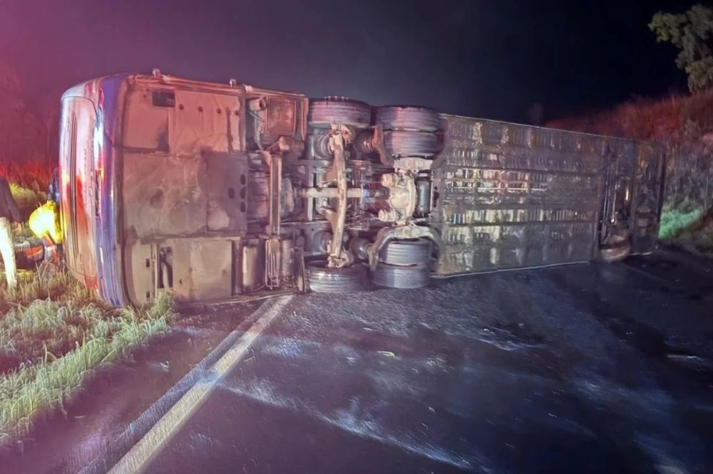 Ônibus com destino ao Piauí tomba após colisão na BR-020 e deixa 27 feridos