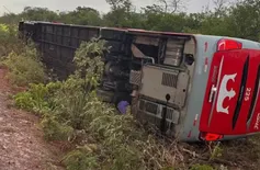 Ônibus tomba e deixa passageiros feridos na PI-257, zona Rural de Curimatá