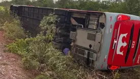 Ônibus tomba e deixa passageiros feridos na PI-257, zona Rural de Curimatá (Foto: Reprodução)