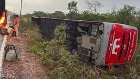 Ônibus tomba no sul do Piauí após motorista ser ofuscado por farol alto (Foto: Reprodução)