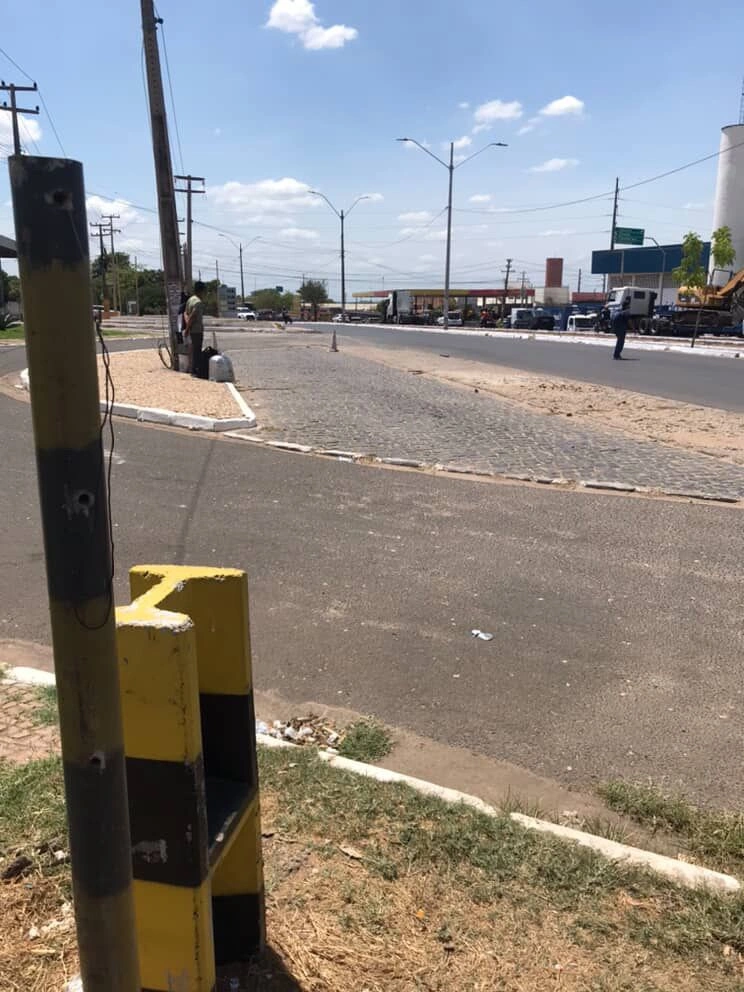 Passageiros sofrem com falta de abrigo em ponto de ônibus na BR-316, em Teresina