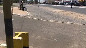 Passageiros sofrem com falta de abrigo em ponto de ônibus na BR-316, em Teresina (Foto: Reprodução)