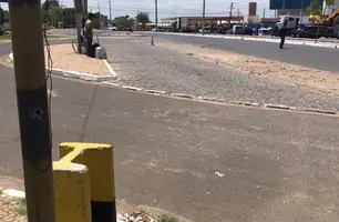 Passageiros sofrem com falta de abrigo em ponto de ônibus na BR-316, em Teresina (Foto: Reprodução)