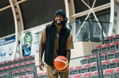 Ex-jogador da NBA é preso acusado de agredir um parente e ‘impedir respiração’