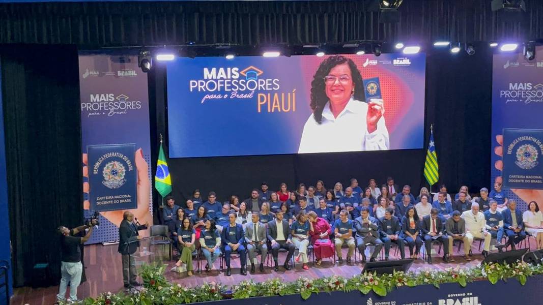Piauí recebe entrega de Carteiras Nacionais Docentes com a presença de ministros