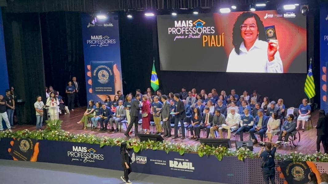 Piauí recebe entrega de Carteiras Nacionais Docentes com a presença de ministros