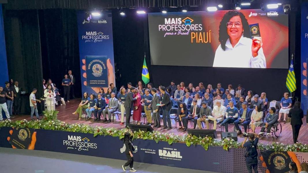Piauí recebe entrega de Carteiras Nacionais Docentes com a presença de ministros