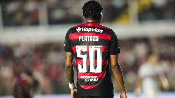 Plata durante jogo entre Flamengo e São Paulo, pelo Brasileirão
