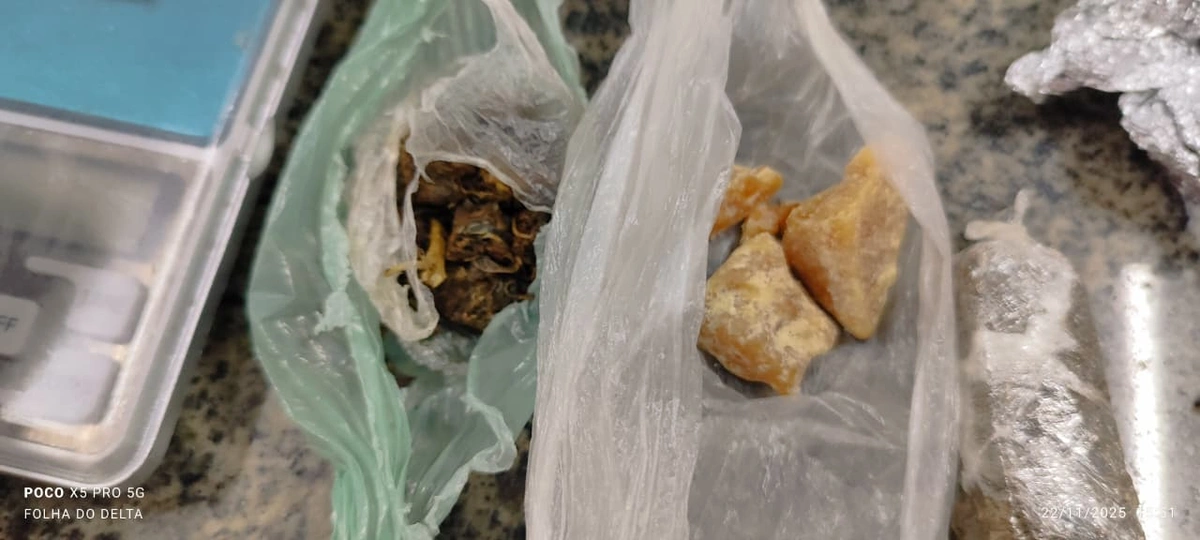 PM apreende drogas, dinheiro e armas brancas durante operação em Cajueiro da Praia