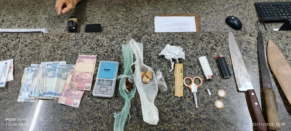 PM apreende drogas, dinheiro e armas brancas durante operação em Cajueiro da Praia