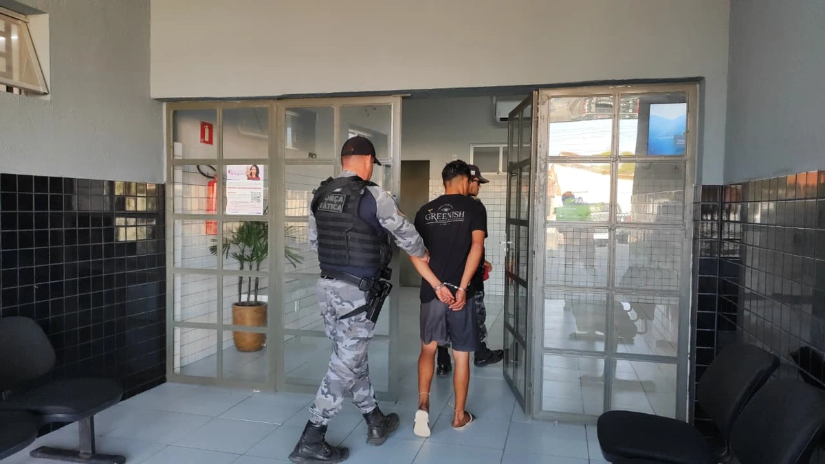PM apreende drogas, dinheiro e armas brancas durante operação em Cajueiro da Praia