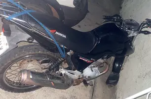 PM apreende motocicleta com registro de roubo na Vila Nova Conquista, em União (Foto: Divulgação/PMPI)