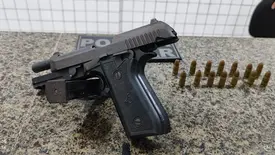 Polícia apreende pistola escondida em residência suspeita em Parnaíba (Foto: Reprodução)