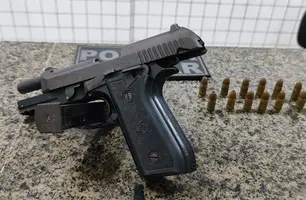 Polícia apreende pistola escondida em residência suspeita em Parnaíba (Foto: Reprodução)