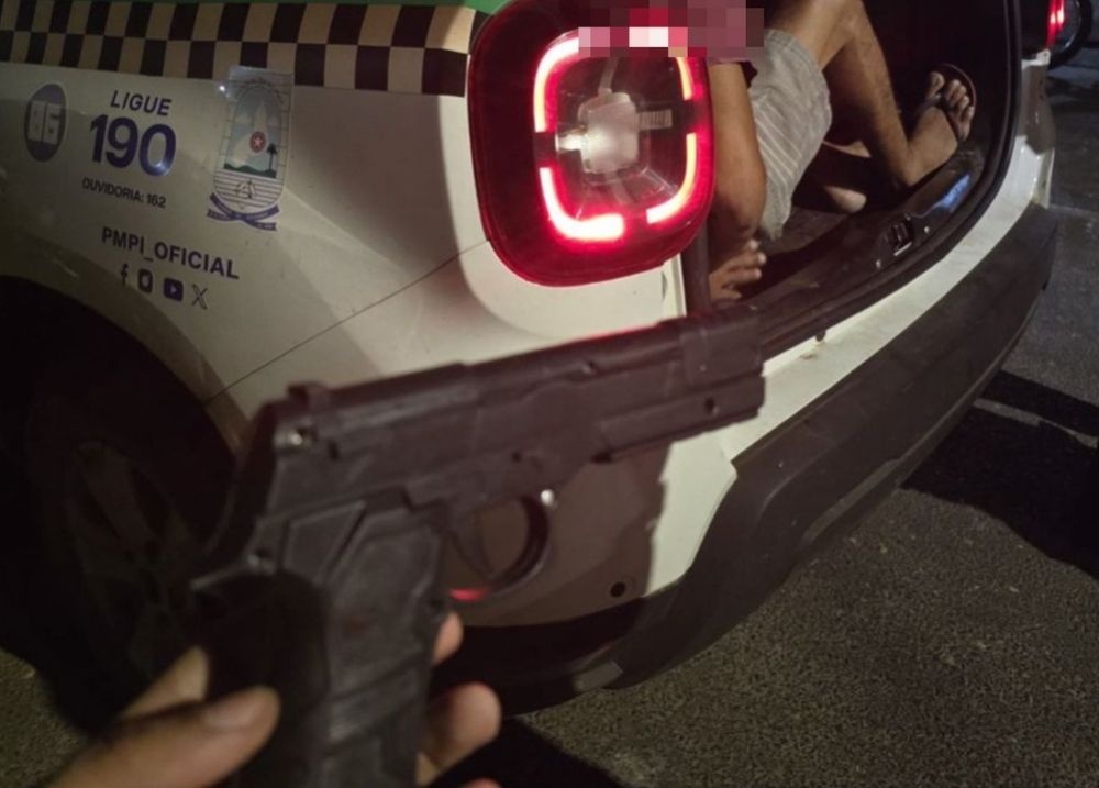 Polícia nota 'nervosismo' e prende homem com arma falsa em Teresina