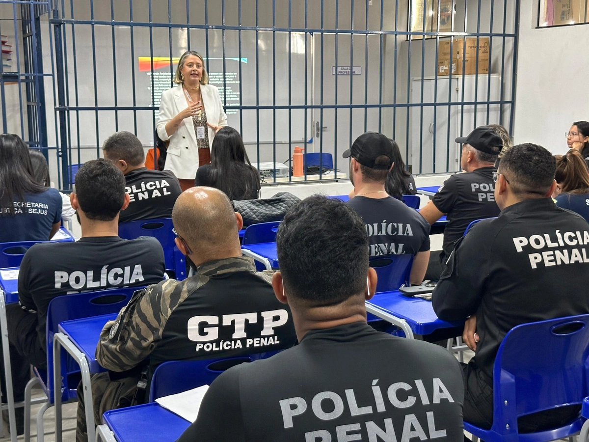 Policiais penais recebem treinamento para crises mentais em presídio