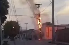 Poste de energia elétrica pega fogo e assusta moradores em Oeiras