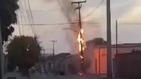 Poste de energia elétrica pega fogo e assusta moradores em Oeiras (Foto: Reprodução)