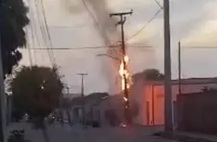 Poste de energia elétrica pega fogo e assusta moradores em Oeiras (Foto: Reprodução)