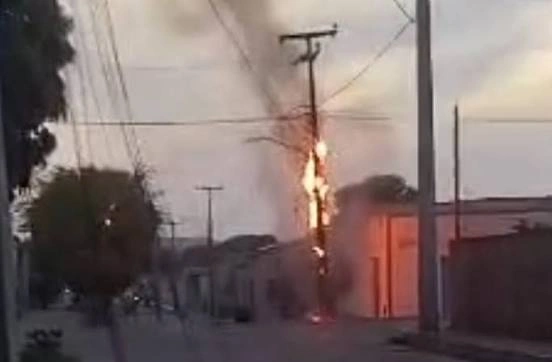 Poste de energia elétrica pega fogo e assusta moradores em Oeiras