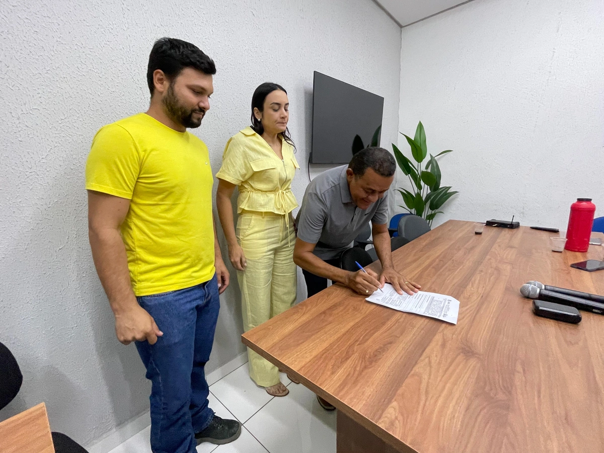 Prefeito de Amarante assina ordem de serviço para construção de escola