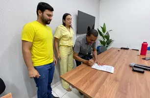 Prefeito de Amarante assina ordem de serviço para construção de escola (Foto: Reprodução)