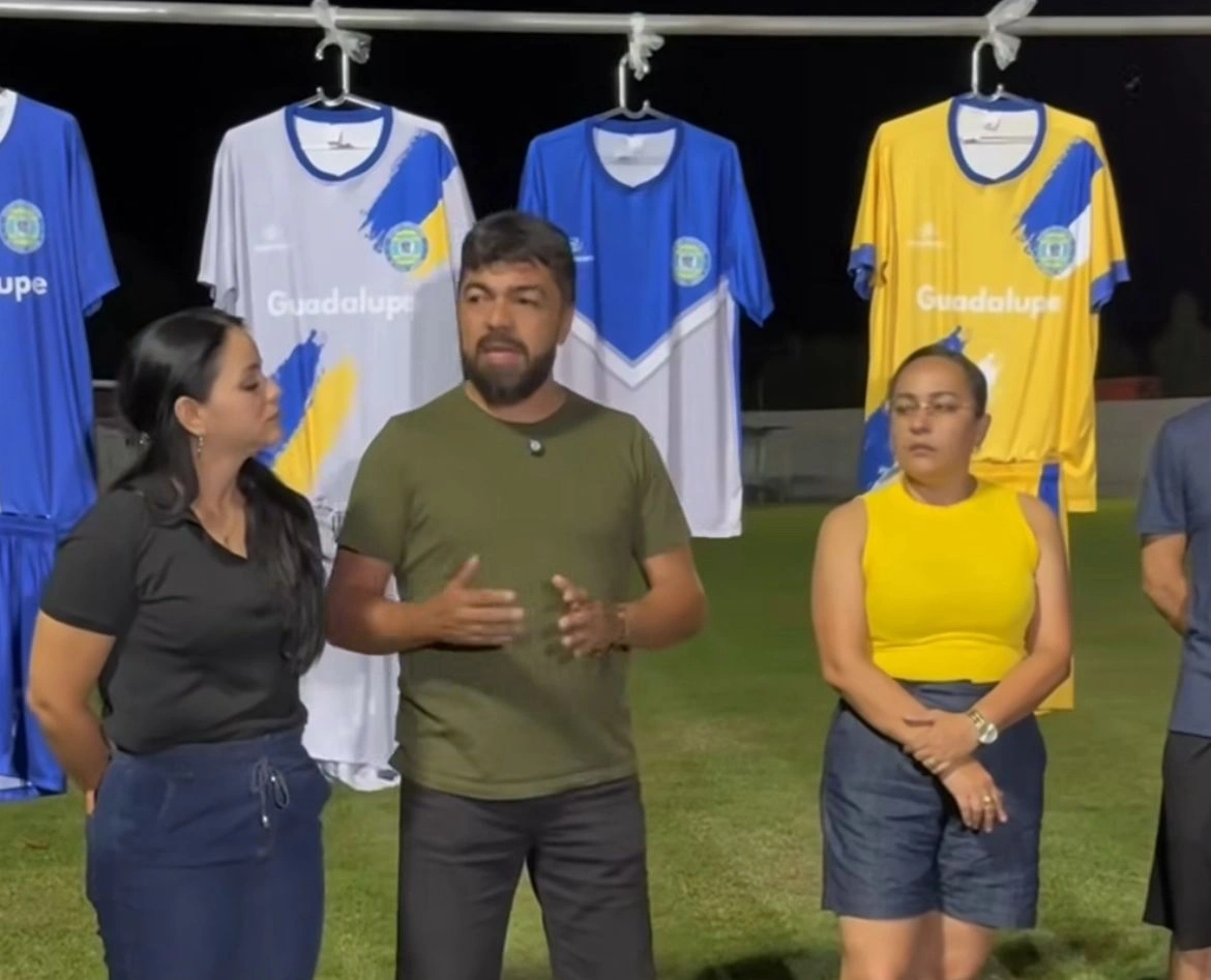 Prefeito de Guadalupe apresenta novos uniformes em reforço à Seleção municipal
