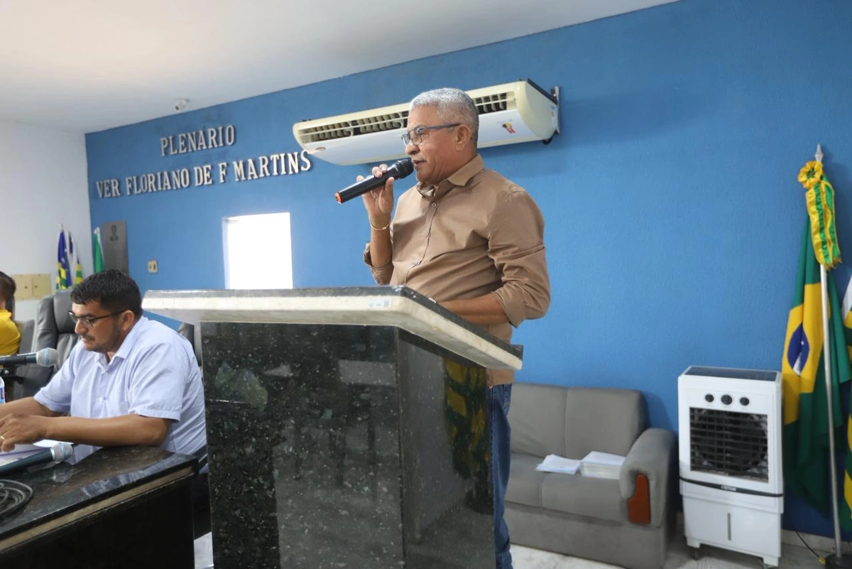 Prefeito de Manoel Emídio dá posse a aprovados em concurso público municipal