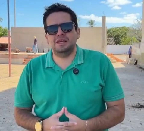 Prefeito Felipe Ribeiro visita obras do novo Palco Cultural em Cajueiro da Praia