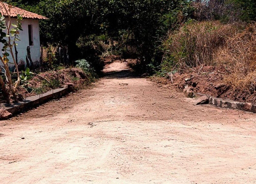Prefeitura de Bertolínia realiza obra para garantir escoamento de água em via