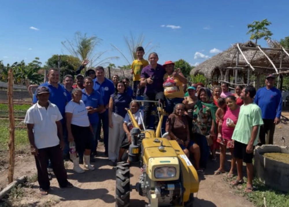 Prefeitura de Bom Jesus entrega 'tratorzinho' em horta comunitária