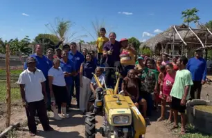 Prefeitura de Bom Jesus entrega 'tratorzinho' em horta comunitária (Foto: Reprodução)